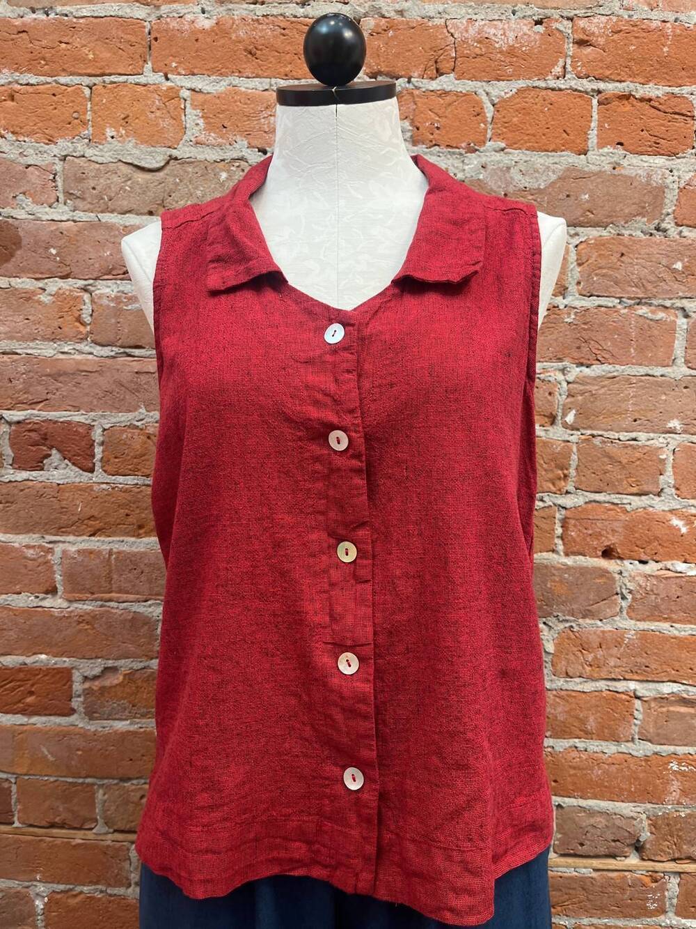 NEW CUT LOOSE women's sleeveless linen-cotton shirt in cherry